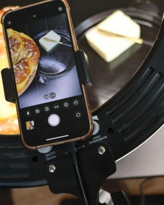 „Tohle focení nás stálo víc než jen pár upravených fotek.“ Představte si: Svátky jara. Krásně prostřený stůl, voňavé...